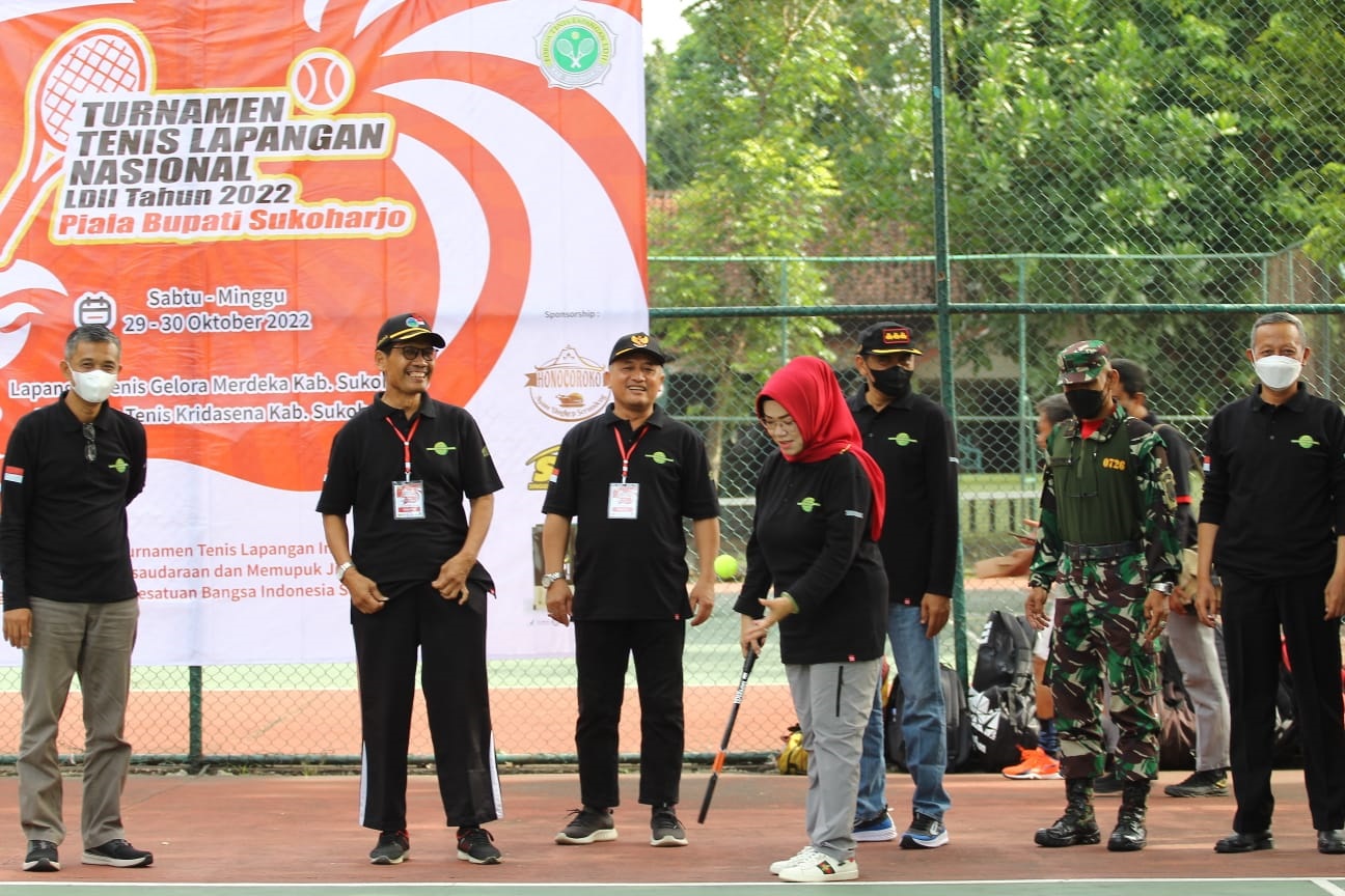 Bupati Sidoarjo Etik Suryani Membuka Turnamen Tenis LDII Tingkat Nasional