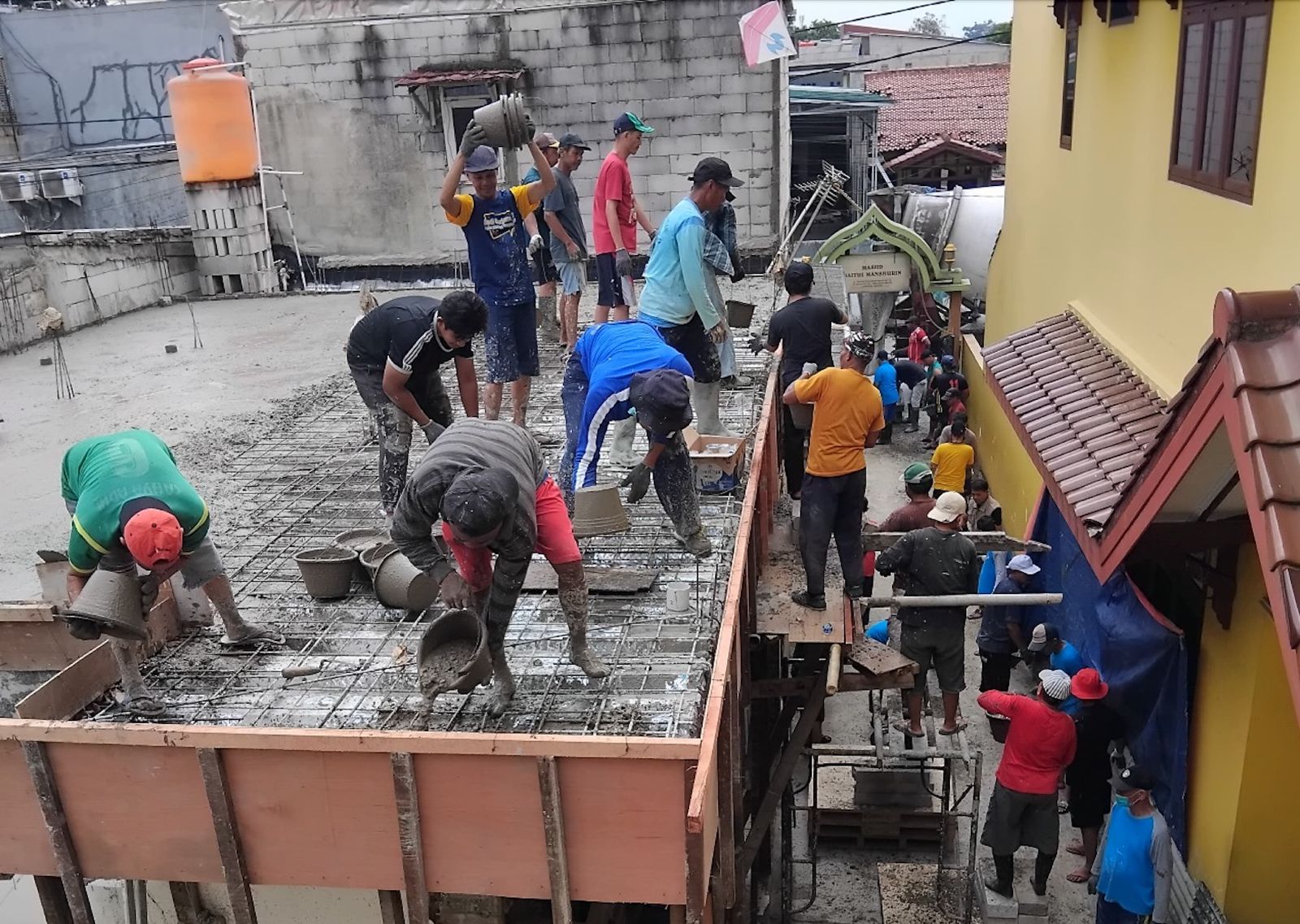 Warga LDII Pabuaran Mekar Gotong Royong Bangun Kantor Sekretariat PAC
